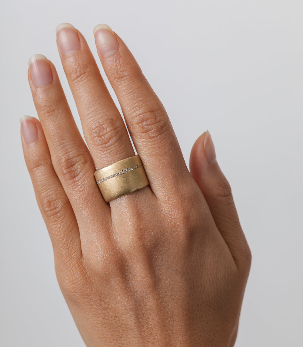 ゴールドトーン ツイストバンドリング Torn Paper Band With Horizontal Diamond Stripe – Sofia Kaman