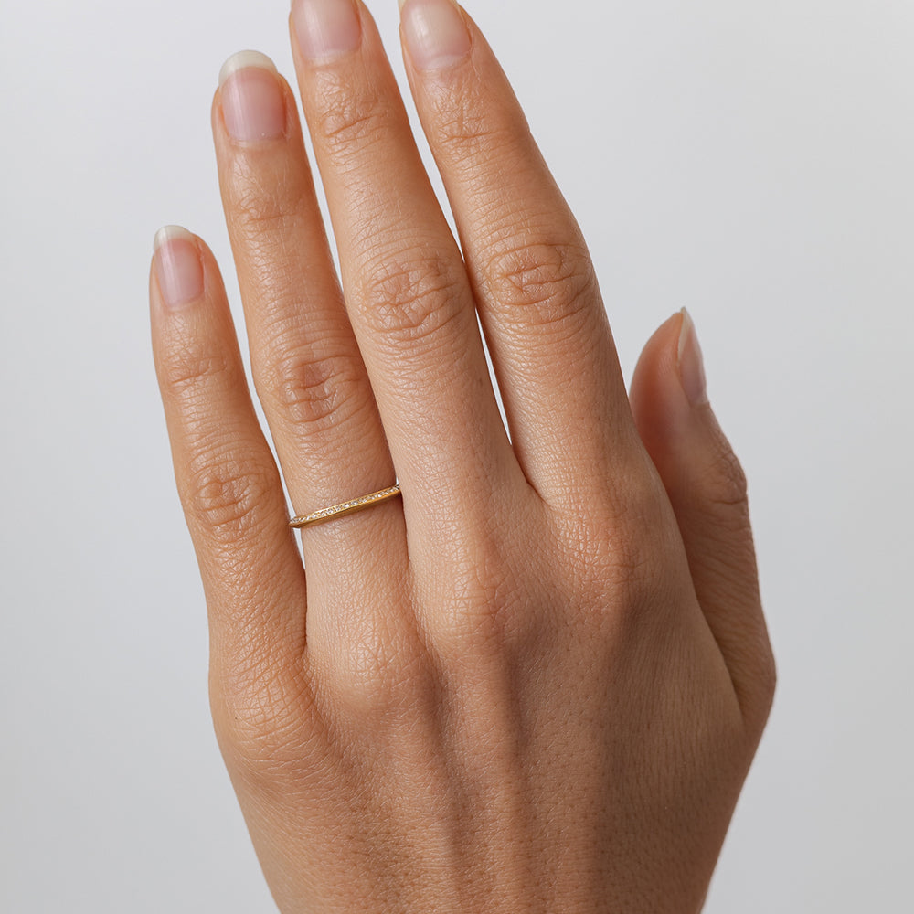 Knife Edge A-R25-D band ring in 14K yellow gold, shiny knife-edge profile—understated.