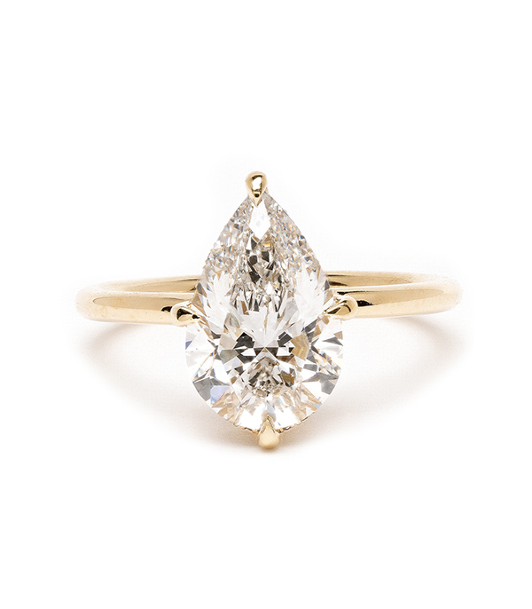 Ring for women: Classic design